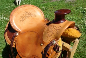 3B Visalia-style old-timer saddle with polished wood horn